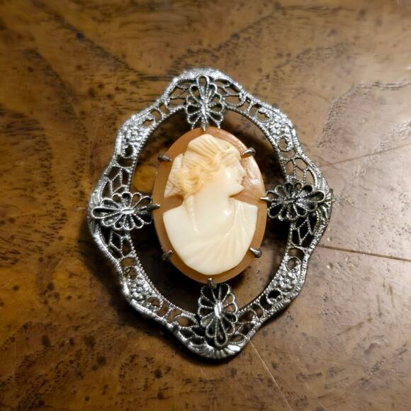 Jewelry - Vintage Cameo Brooch
